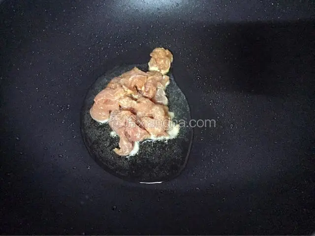 锅中倒入适量油烧热后放入猪肉炒熟后盛出备用