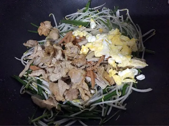 加入鸡蛋、猪肉、肉卷、火腿肠翻炒均匀