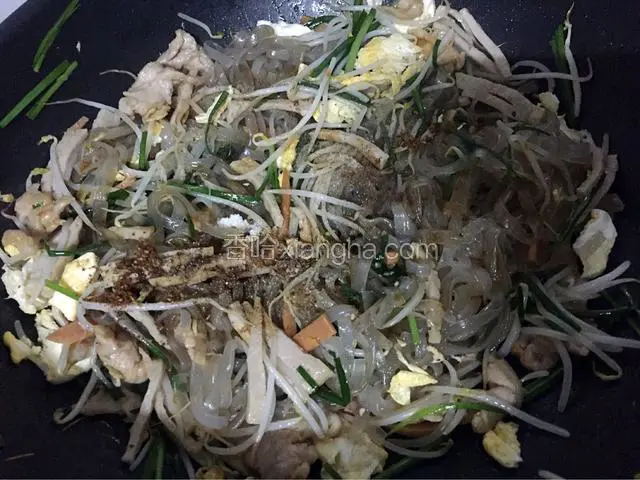 加入适量的盐和鸡精、生抽、炒佐焗料精、胡椒粉翻炒均匀即可盛出食用