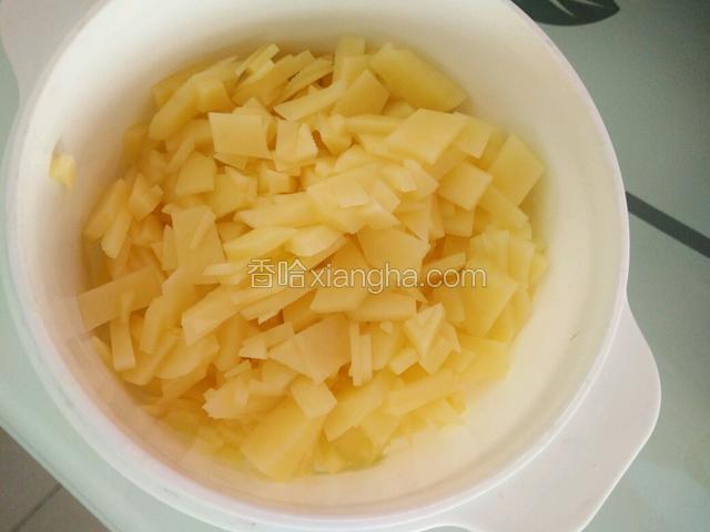 土豆切成丁放微波炉专用'碗里