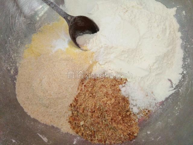 将所有的面粉混合放入盆中，加点白糖