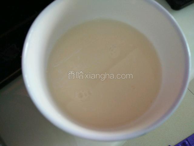 酵母粉用温水冲开溶解，35度左右。