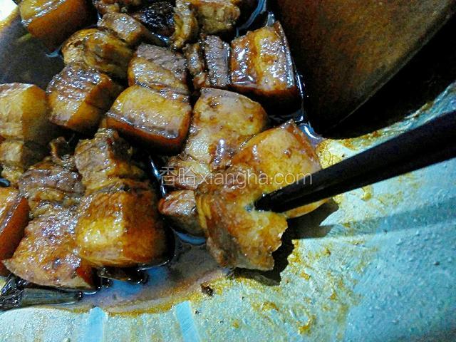 焖煮至筷子可以戳通肉皮。