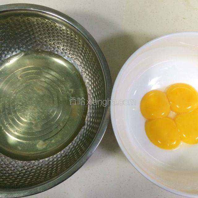 蛋白、蛋黄分离在无水无油的容器内。