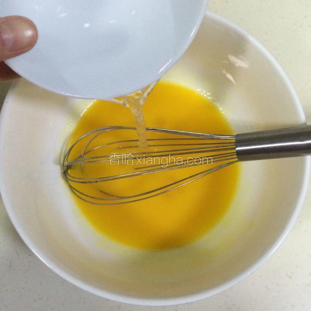 加入水（或牛奶），继续搅拌均匀。