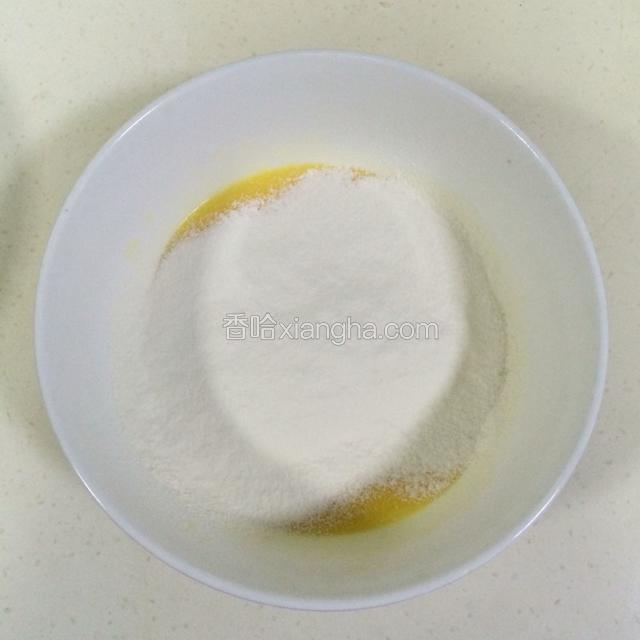 筛入低筋面粉。