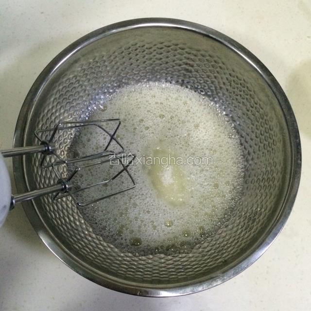 用电动打蛋器低速把蛋白打至粗泡，加入1/3细砂糖。