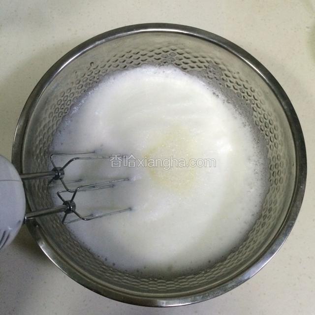 打蛋器转中速，把蛋白打至细腻时，加入1/3细砂糖，继续搅打。