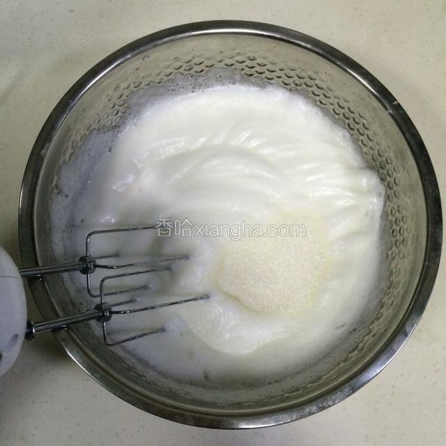 打至蛋白出现纹路时，加入剩下的细砂糖。