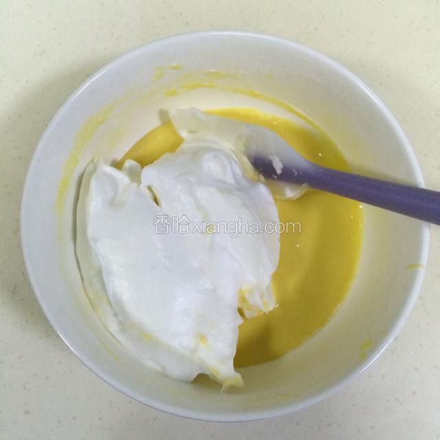打发好蛋白分三次加入蛋黄糊内，用刮刀进行翻拌。