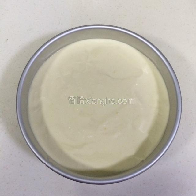 翻拌好的蛋糕糊倒入8寸戚风模具内，然后震动几下，震出气泡。