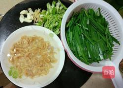 韭菜炒小河虾的做法图解1