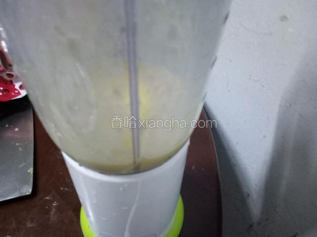 加入适量放凉的糖水（糖水提前用白糖和开水冲好融化）一起搅拌，大概半分钟时间