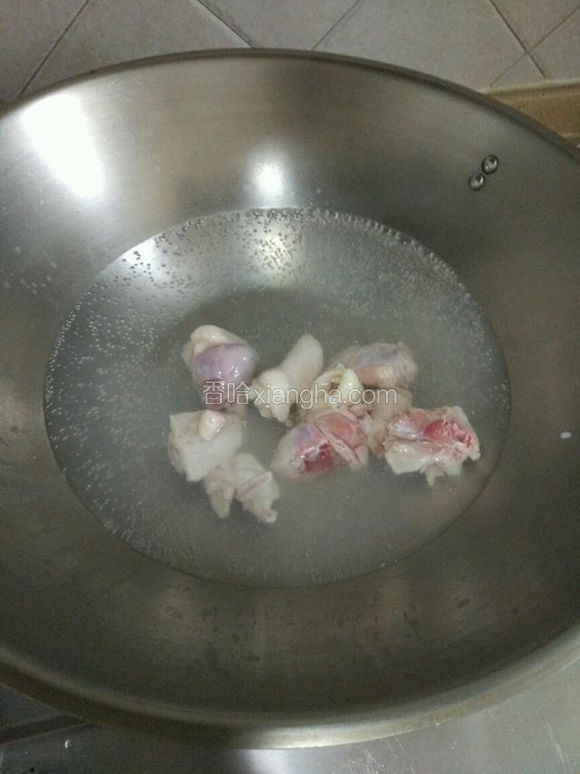 把鸡肉放入开水里焯几下！去除血腥！