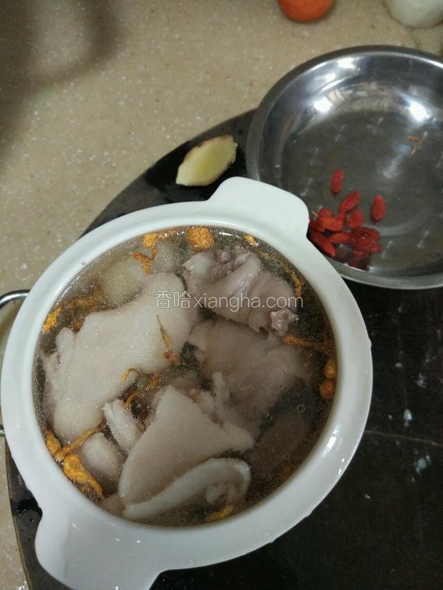 把所以食材，除了枸杞，都放入炖盅里！