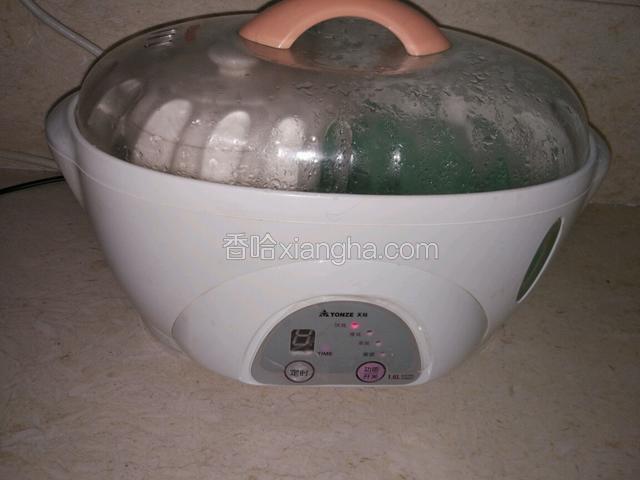我家用的是电子炖锅，也可以蒸锅，隔水蒸蒸！