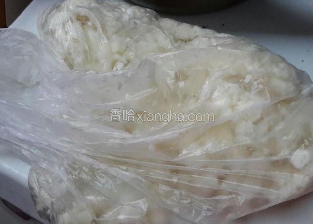 马蹄去皮放入袋子中敲碎