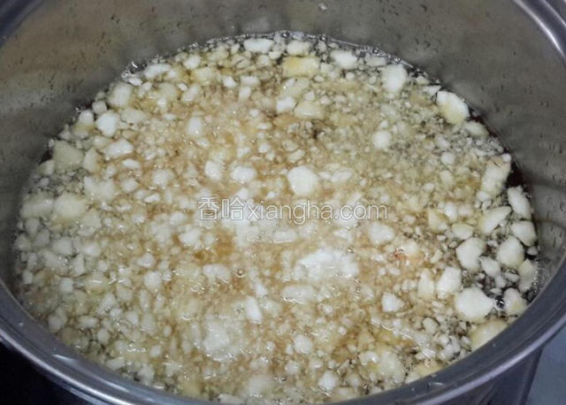 把马蹄倒入糖浆水中