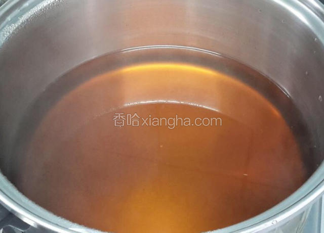 1100ml水与冰糖和砂糖熬成糖浆