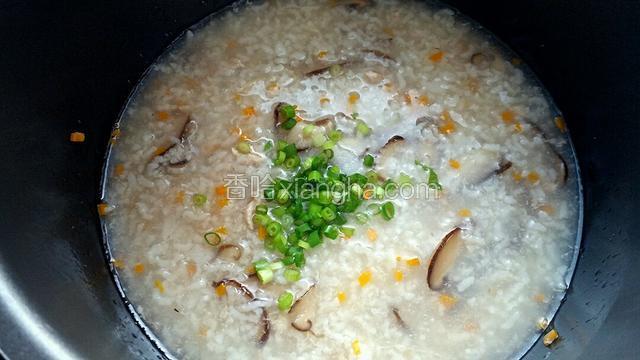 到时间了等高压锅泄压后再打开锅盖，调适量的食用盐、撒葱花。
