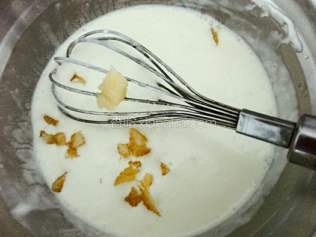 加入切粒的哈密瓜混匀