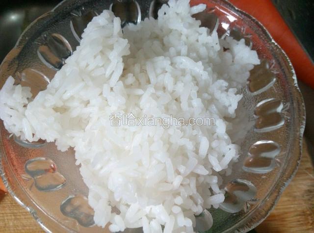米饭一碗，放冰箱冷藏两个小时