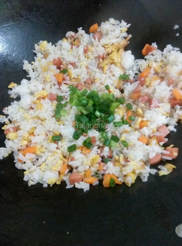 倒进米饭炒散，出锅前放适量葱花，少许味极鲜一起翻炒均匀即可出锅