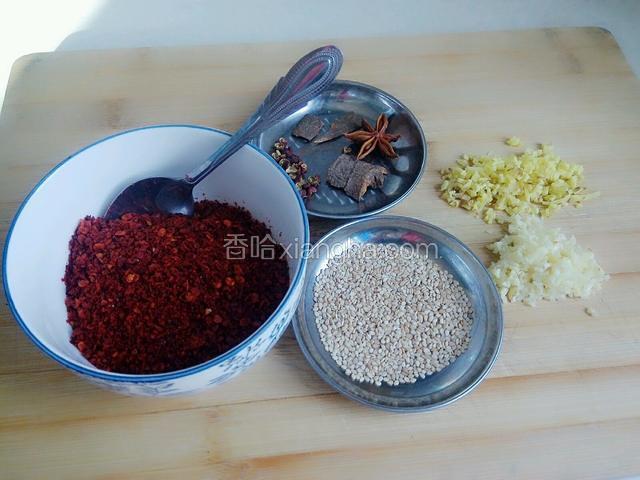 取辣椒面放入干净无水的碗里，姜蒜切末。