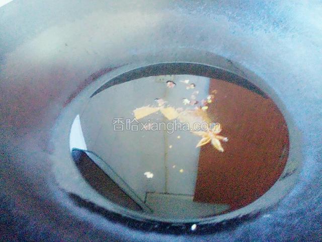 油温四成热时放入花椒八角和桂皮小火慢炸。