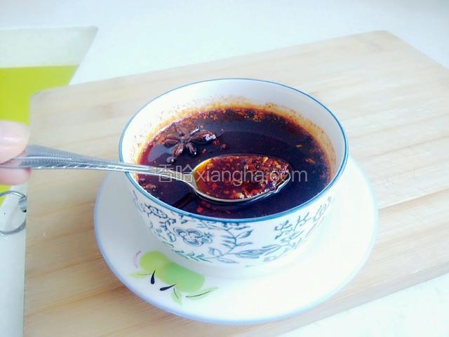 待油自然冷却到七八分热时，泼上热油后用勺子充分搅拌。（香料可挑出，也可不挑出，我是连油一起泼入辣椒碗里的。）