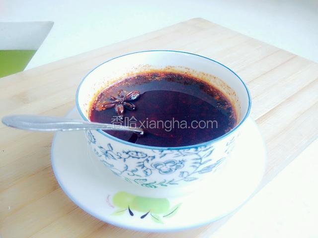 冷却晾凉后，辣椒面全部沉淀下去了，红油出来了，挺适合做红油猪耳朵。