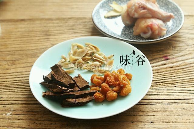 准备好材料，灵芝切成小块。