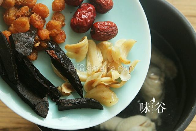 所有材料和姜片一起入锅，加适量清水按煲汤键，炖1.5小时。