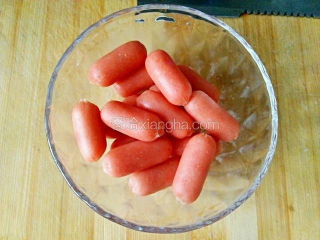 准备火腿肠，我用的是散装的小火腿肠。