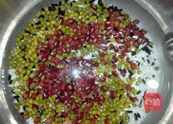 黑米红豆绿豆糯米粥的做法图解2