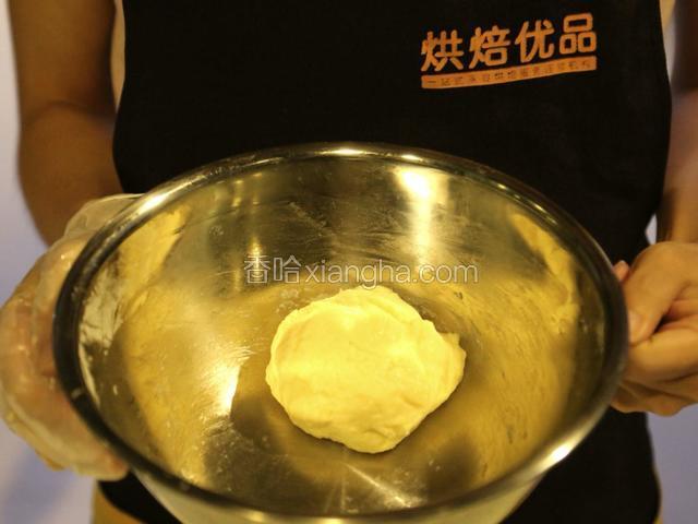 油皮所有材料混合，揉成团，揉不粘手不粘锅的状态，保鲜膜包好，松弛约1个小时