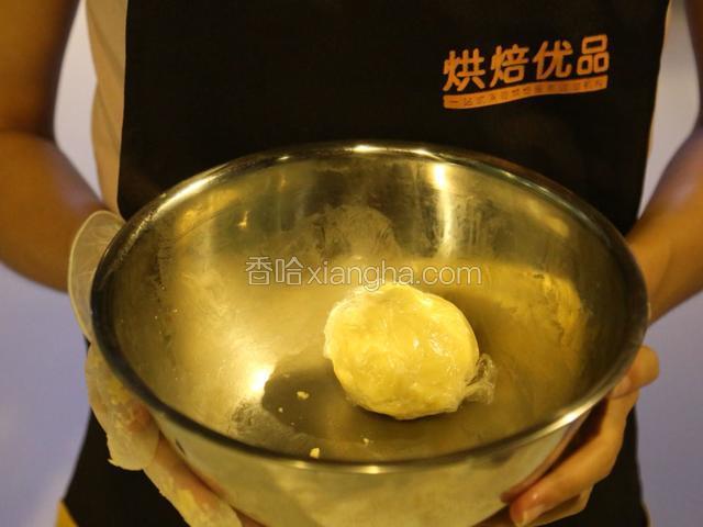 油酥所有材料混合，揉成团，揉不粘手不粘锅的状态，保鲜膜包好，松弛约1个小时