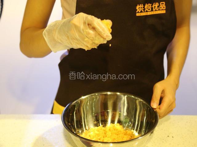 咸蛋黄用白酒泡一下，烤箱180度烤5分钟。冷却后捏碎到撕碎了的肉松里面