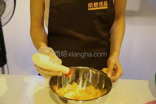 肉松蛋黄加入少许沙拉酱，利于粘成团