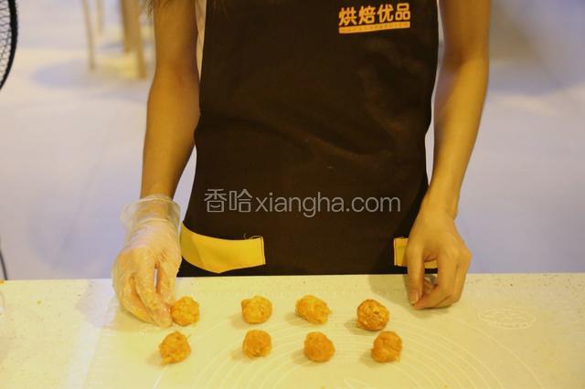 将拌好的肉松蛋黄分成8个13克的黄金肉松团