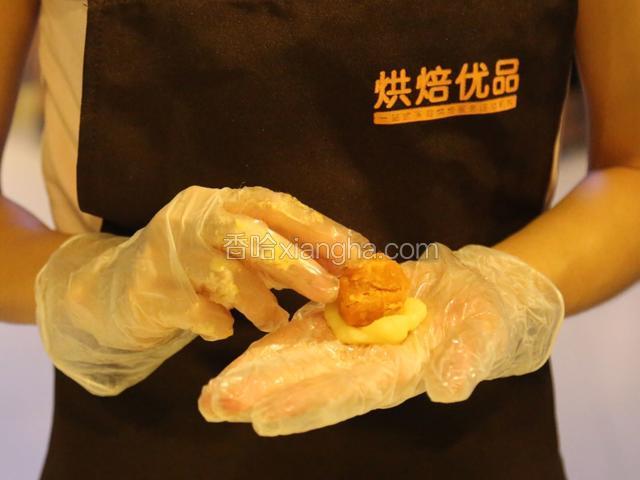 冷却的麻薯分成8个约17克的麻薯团，捏扁包着黄金肉松团，备用。