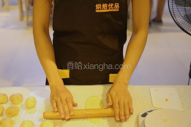 松弛好的面团，用擀面杖擀成牛舌状，可以用中分防粘