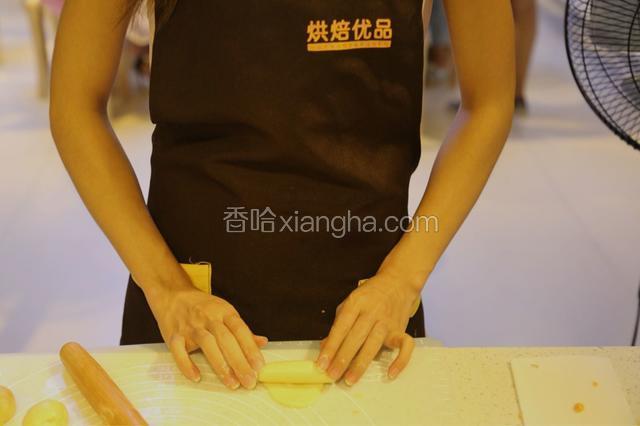 从上往下卷起，卷好的面卷用保鲜膜盖好，松弛15分钟