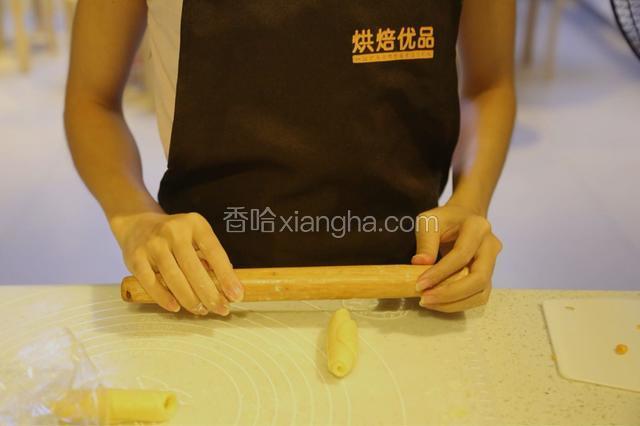 继续把小面卷，收口向上，用擀面杖擀平