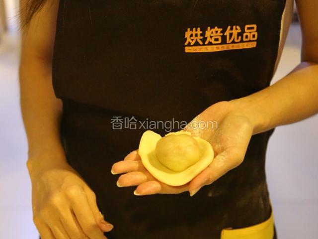 擀成圆，包上黄金肉松团，搓圆放在烤盘上