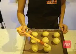 Illustration of how to make different golden mooncakes 17
