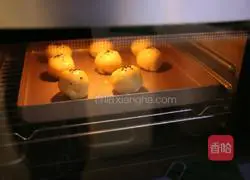 Illustrations of how to make different golden mooncakes 18