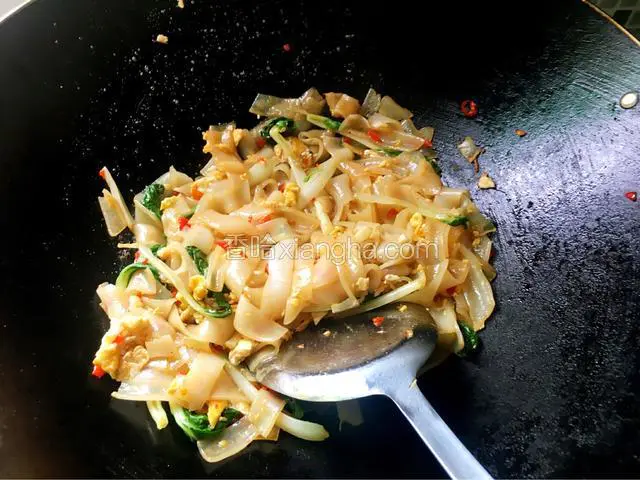 加入适量的盐和生抽，待翻炒均匀入味即可