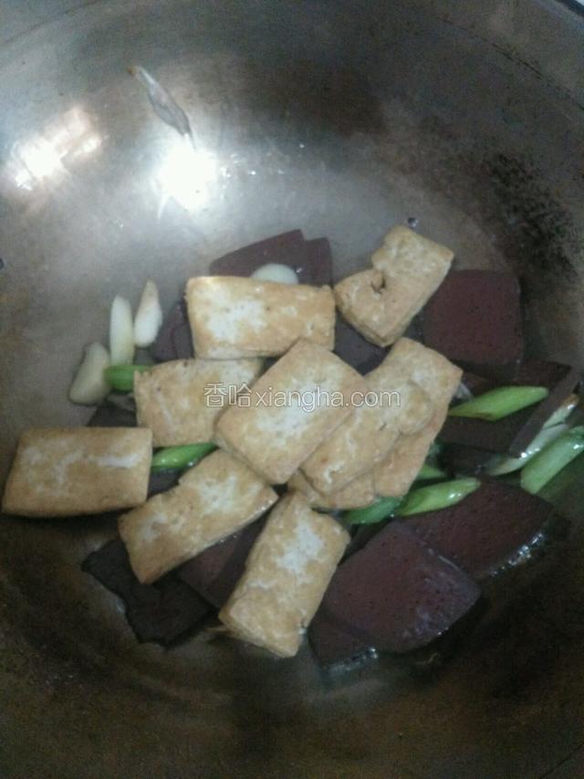 下煎好的豆腐翻炒。