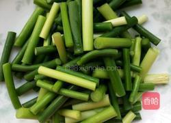 腊味火腿炒蒜薹的做法图解1